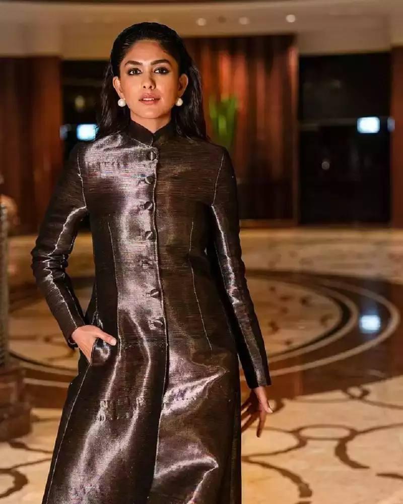 mrunal-thakur-looking-so-fabulous